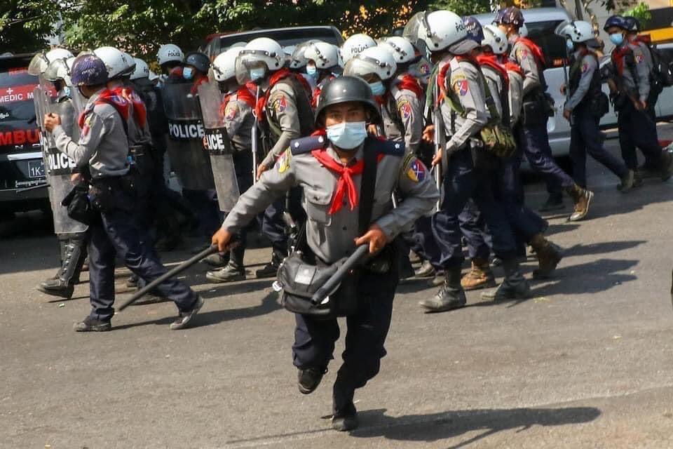 ဓာတ်ပုံသမား သတင်းသမားတွေက အစ အကြမ်းဖက် နေပါတယ် #WhatsHappeningInMyanmar #Feb26Coup