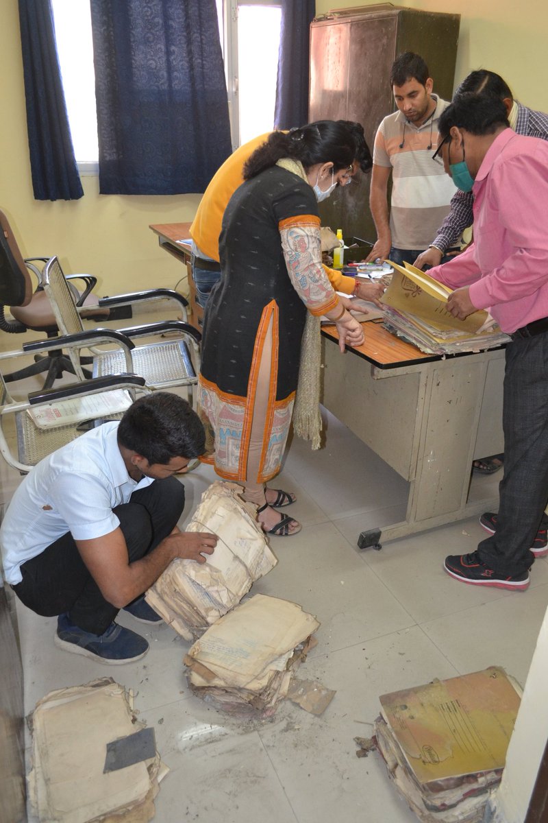 igmrihapur's tweet photo. Cleanliness in PRA laboratory and disposal of old files at IGMRI 

#SwachchataPakhwada
#IGMRI 
@fooddeptgoi https://t.co/hAMaOpsj1p