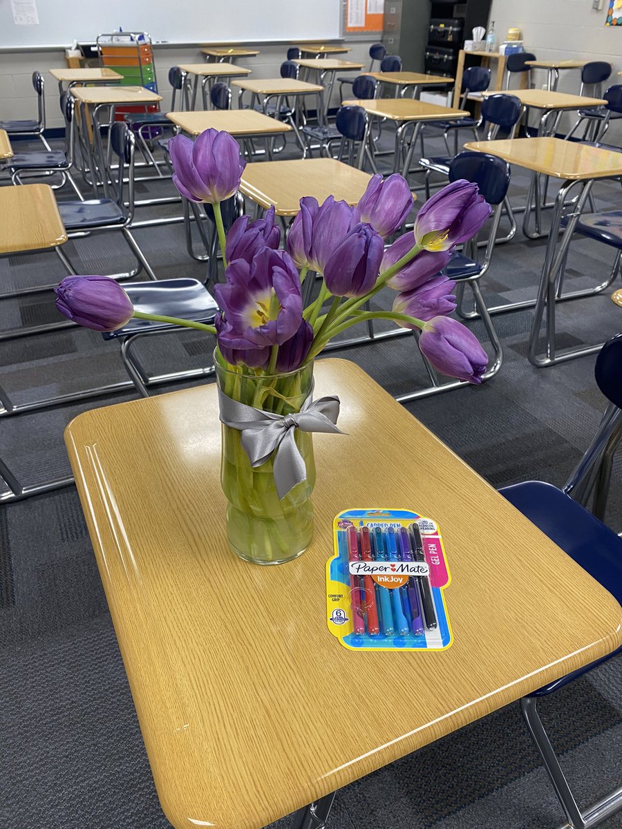 bamzeh3's tweet photo. Don’t know where you find beautiful flowers like this in February, but I sure do love them! Thank you to my awesome secret HHS pal🧡💙 https://t.co/4SGYlOrtXi