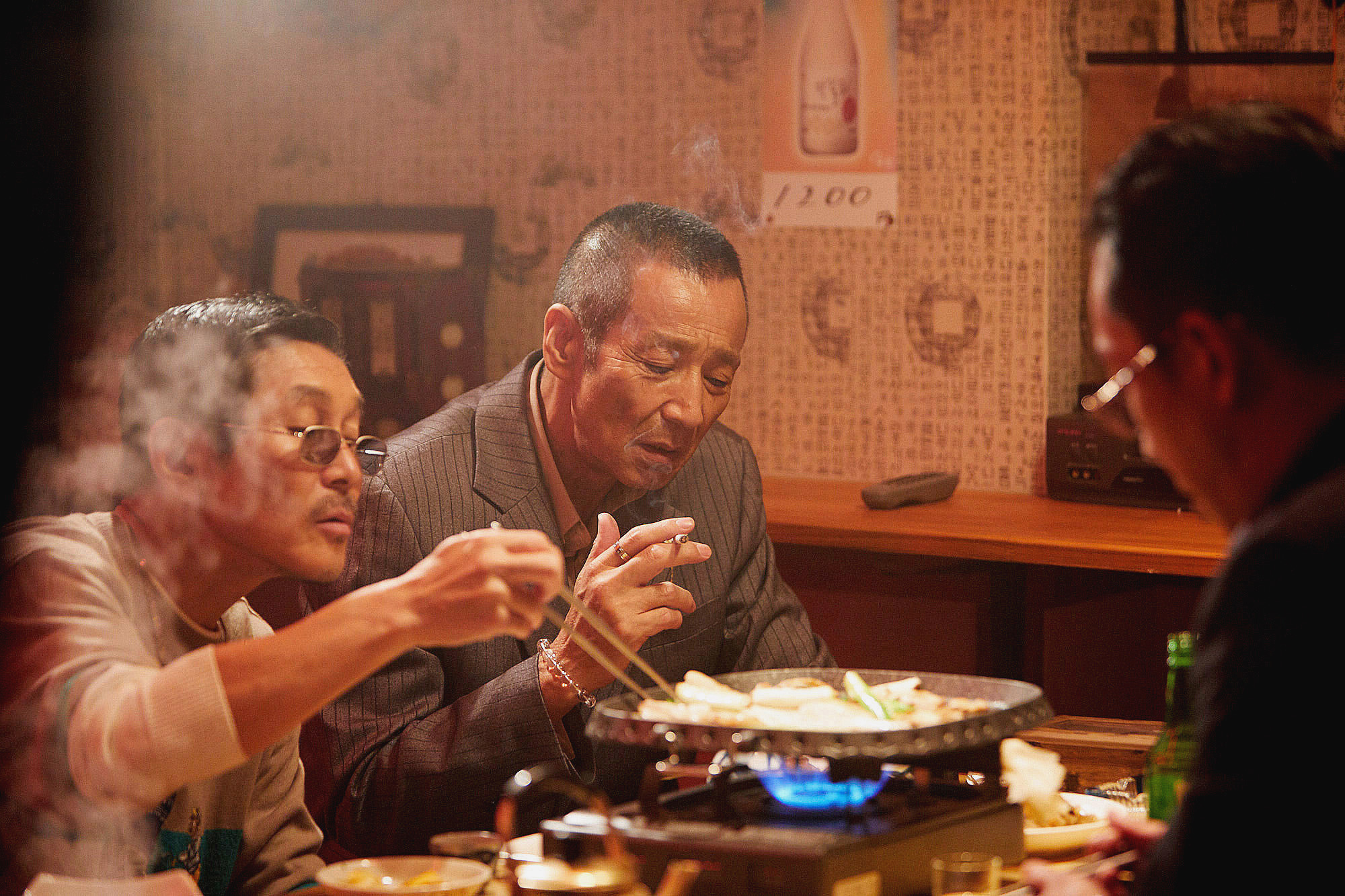 映画 ヤクザと家族 The Family 公式 ロケ地情報 運命の出会い 山本が柴咲と運命の出会いを果たすオモニ食堂 韓国料理店 場所は富士市の吉原商店街 あんなアジアンムードのエキゾチックなお店行ってみたい すいません お店は撮影用