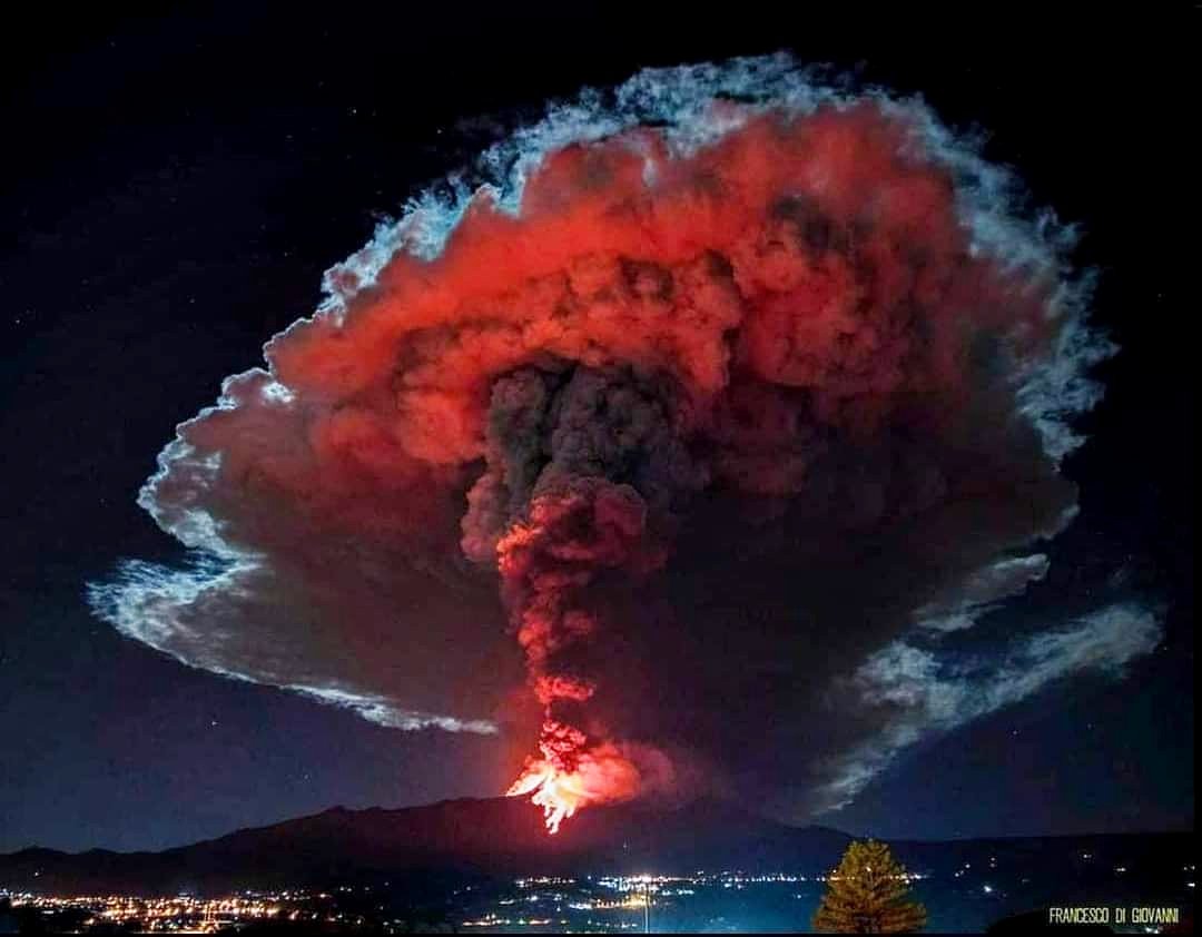 StormchaserNL's tweet photo. 🌋 Wow! Deze waanzinnige foto (groothoek) werd afgelopen week gemaakt tijdens de uitbarsting van vulkaan #Etna. Credits: Francesco di Giovanni (via fb) https://t.co/k5iHd0XsIq