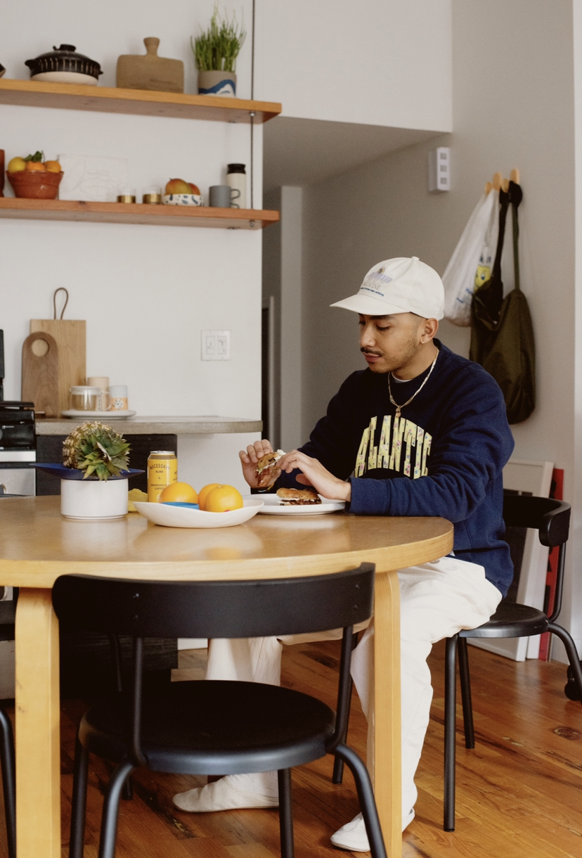 Popeye 家賃の高さと部屋の狭さは東京以上 Nyでひとり暮らしをしている若者は どんな部屋で暮らしているのか 自然光を取り入れて部屋を広く見せたり 家具の配置や色彩の工夫でワンルームを区切ったり 2人のニューヨーカーに狭い部屋で暮らす術を学