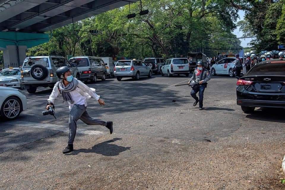 Press Photo by Sit Htet AUNG while a police man ran towards him to hit with police baton.

26.2.2021
#WhatsHappeningInMyanmar
#Feb26Coup
#crd