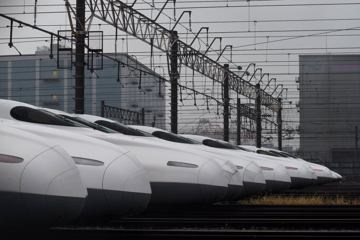 な 車両基地は壮観な眺めですね 一番奥に鼻先の形状が違う700系が隠れてます笑 な 車両基地は壮観な眺めですね 一番奥に鼻先の形状が違う700系が隠れてます笑