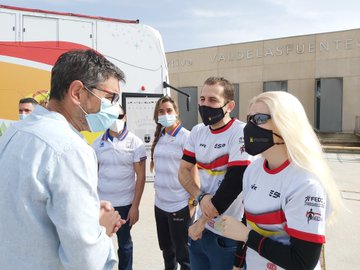 Alcobendas_ayto's tweet photo. El #BusParalimpicos25Años conmemorativo del 25º aniversario de @Paralimpicos recorre las calles de #Alcobendas.  
A lo largo de la historia de los Juegos Paralímpicos, España ha logrado un total de 694 medallas.
#AlcobendasEsDeporte 💚
@ALCBDS_Deportes https://t.co/NHj9hdvszd