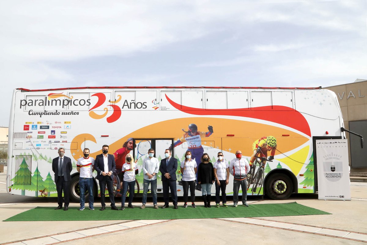 Alcobendas_ayto's tweet photo. El #BusParalimpicos25Años conmemorativo del 25º aniversario de @Paralimpicos recorre las calles de #Alcobendas.  
A lo largo de la historia de los Juegos Paralímpicos, España ha logrado un total de 694 medallas.
#AlcobendasEsDeporte 💚
@ALCBDS_Deportes https://t.co/NHj9hdvszd