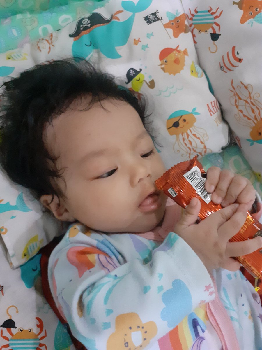 Hana, masih 4 bulan sukanya ngemil beng beng