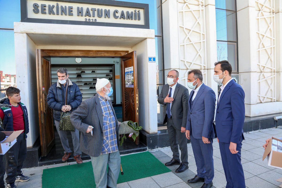 MustafaKavus's tweet photo. Meram İlçe Başkanımız @Dolular ve Gençlik Kolları Başkan Vekilimiz @HasanULKU42 ile bu Cuma da belediyemize komşu hemşehrilerimiz ve personelimizle hasbihal ettik. 

Cuma’nın bereketi üzerinize olsun. 
Cümleten Hayırlı Cumalar. https://t.co/j4oy3xKJao