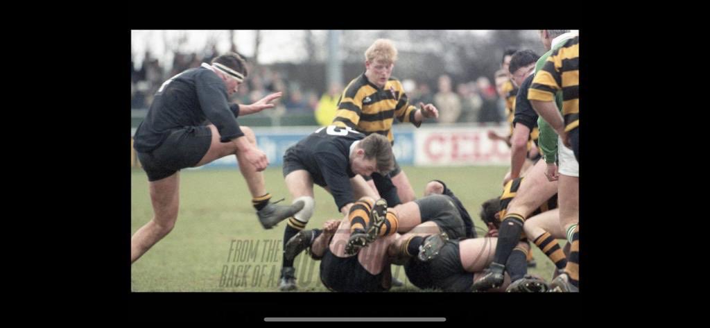 The good old days 😳 Richard Kinsey asking politely to release the ball whilst Hoppers telling him to hurry up 🤣🤣! ⁦<a href="/WaspsRugby/">Wasps Rugby</a>⁩ ⁦<a href="/WaspsLegends/">Wasps Legends Charitable Foundation</a>⁩ ⁦<a href="/theRPA/">The RPA</a>⁩