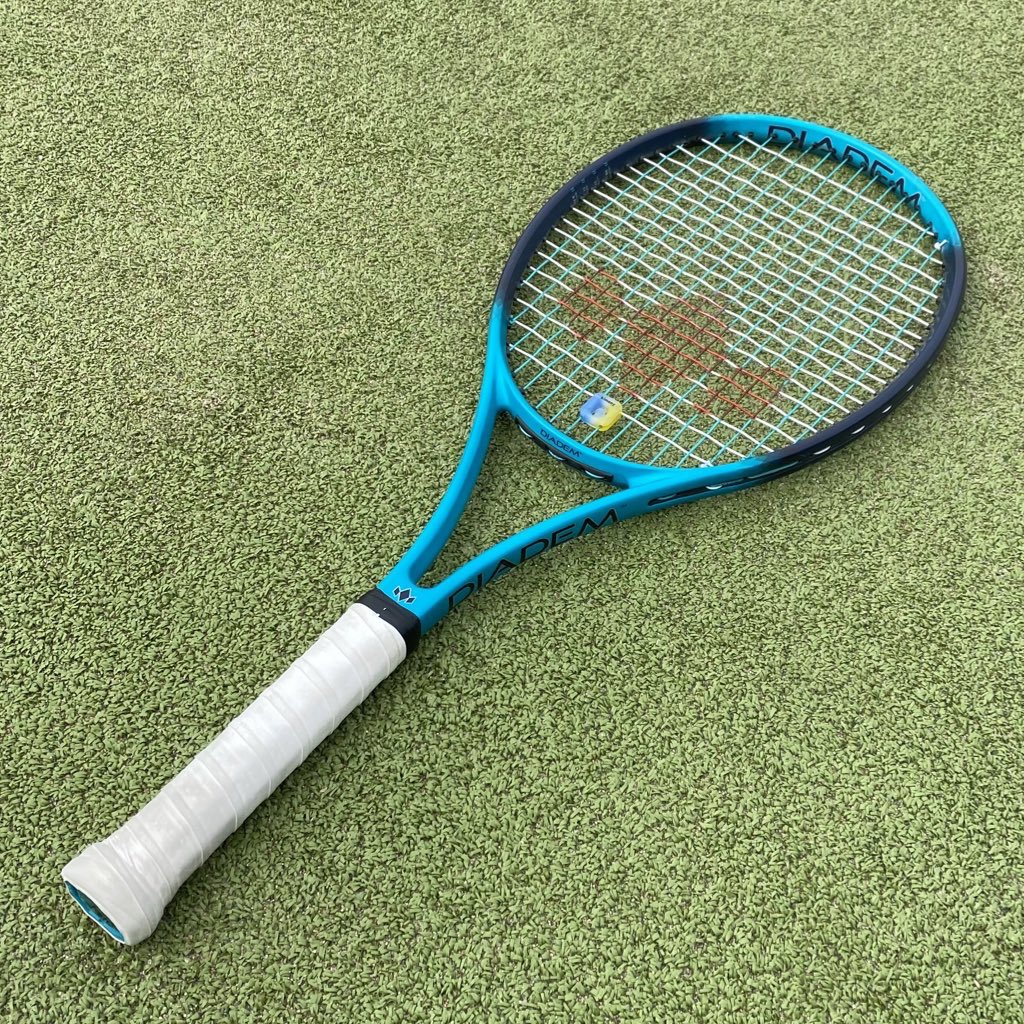 【 DIADEM PR 】

現在ストリングはsolsticeをメインに使用させていただいているのですが、flashとのハイブリッドにすることで少し柔らかくなるということを聞いてプレイテストさせていただいています😳

ポリ×ポリの発想はありませんでしたが掴む感じが出で良い感じです🎾

皆様もぜひお試しあれ！！