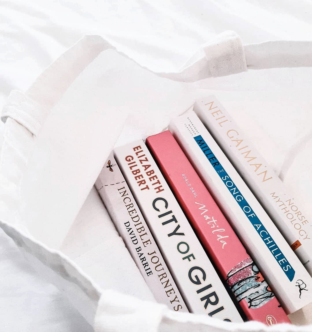 amidstthepaper's tweet image. Today&apos;s #bookstackchallenge over on instagram in which I discover I seem to only have *one* pink book?!🙃🌸 #bookstagram 

instagram.com/p/CLwMS8oAa9h/…