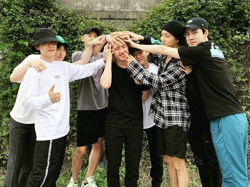 frozenheart3112's tweet photo. Another photo like this will be added to our collection.
The biggest question is how will the members reach Chanyeol head? Or who among the members can touch Chanyeol's head😅😅😅

#SEEYOUSOONCHANYEOL 
#weareoneEXO https://t.co/qFI2CL7RKY