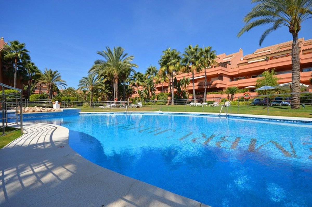 FinestRentals's tweet photo. ⛱Holiday Letting Marbella⛱
🔶Embrujo Playa, Puerto Banus - 3 Bedroom Apartment 👨‍👩‍👧‍👦😎☀️🏊‍♀️
💶From 125€/Night ****Discounts available
✔️Walking Distance to Beach and Puerto Banus
✔️24hr secured &amp; gated complex
✔️Wonderful Swimming Pool 
✔️Landscaped Tropical Communal Gardens https://t.co/yWVSfGuBrR