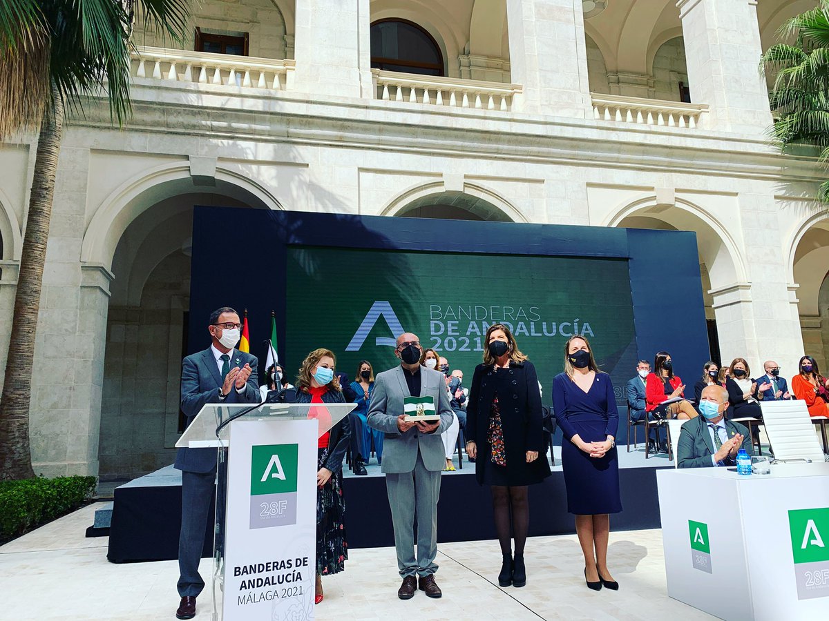 HUVV_SAS's tweet photo. @bautista_ojed ha entregado hoy la #Bandera de #Andalucía a nuestros profesionales de #HUNIDOS por su fantástica labor en esta #pandemia para conectar a los #pacientes con sus #familias @MalagaJunta @AndaluciaJunta @saludand @jesusraguirre @cancermalaga https://t.co/e16yagHp6t