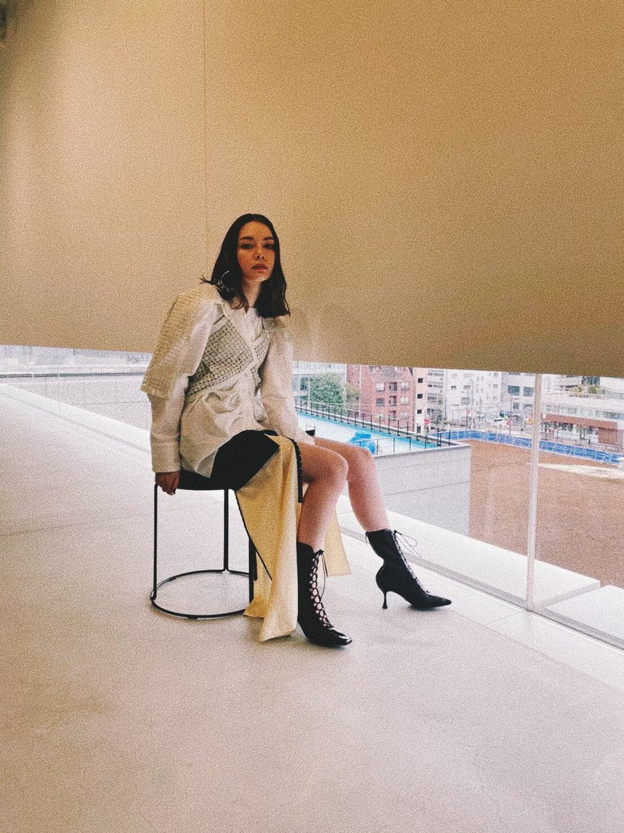 安田レイ 本日26日深夜 バズリズム02 に出演します 是非ご覧ください とてもとても緊張しましたが 衣装はとてもとても可愛かったので 私の表情よりも かわいい衣装に集中していただければと思います はい 君と世界が終わる日に 噛まれたら