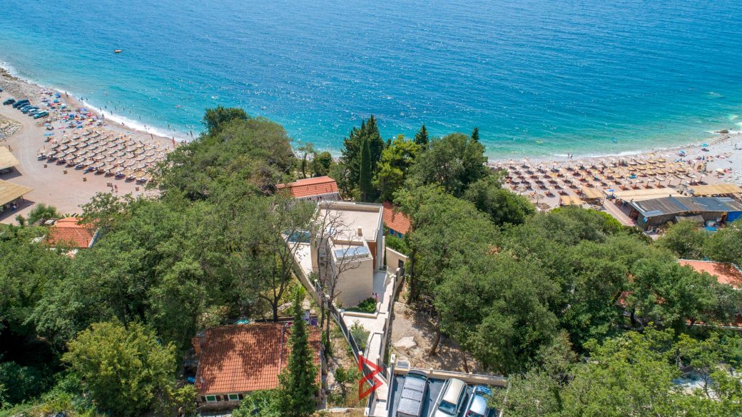 Beachfront villa in Perazica Do
.
#realestate #invest #property #luxurylistings #luxurylifestyle #luxuryhomes #luxuryrealestate #properties #propertyinvestment #propertyforsale #realtor #seaview #forsale #investment #villaforsale #budva #montenegro #crnagora #beachfront #ForSale
