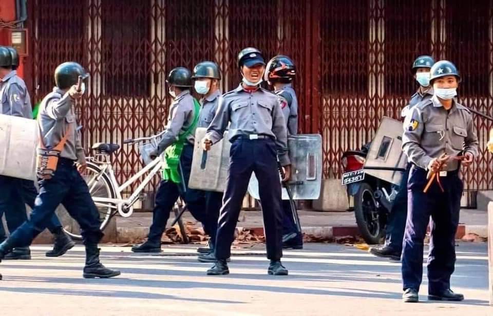 yannaungtun7588's tweet photo. Myanmar polices behavior
#WhatsHappeningInMaynmar https://t.co/6CmEn66h6G