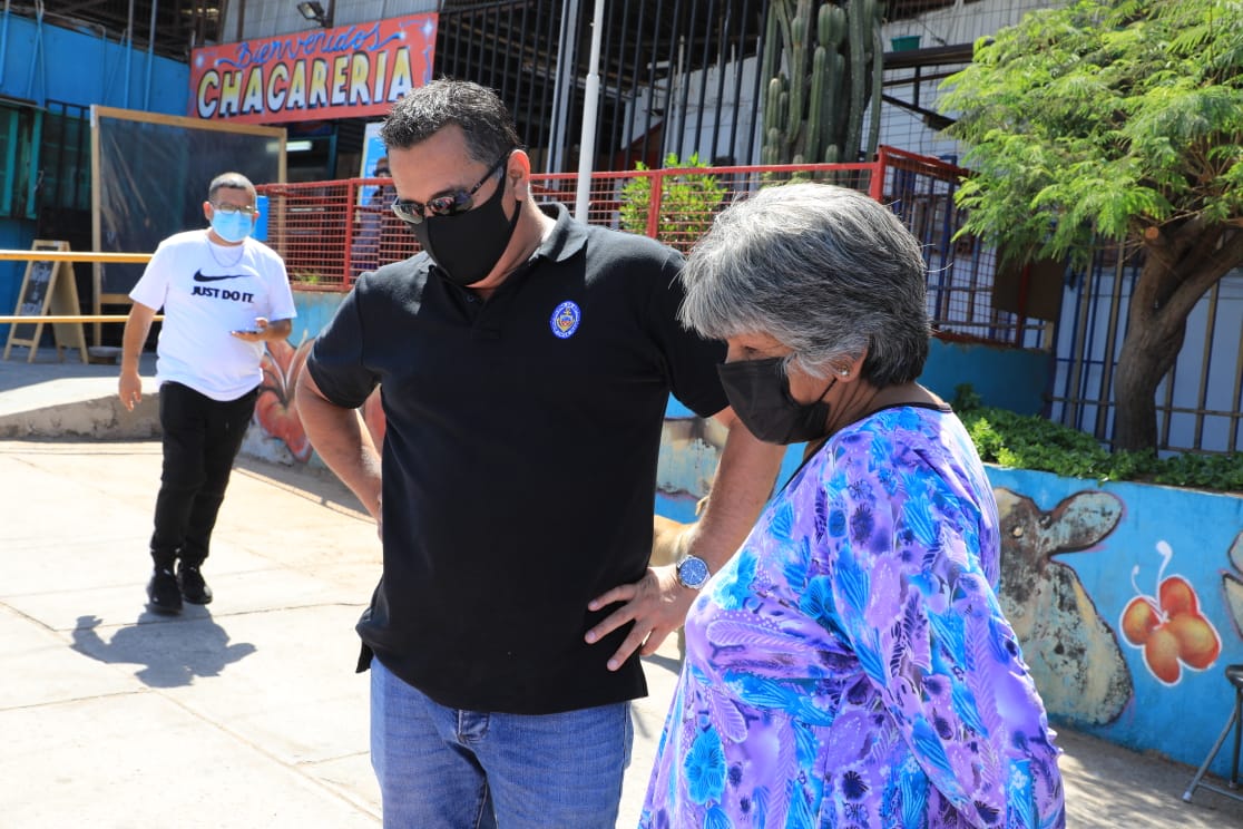 dideco_afta's tweet image. #EnTerreno | El Alcalde @wilsondiaz67 participó en nuevo operativo de Organizaciones Comunitarias y Salud #CMDS, hoy en la población O´higgins. El jefe comunal constató toma de test gratuitos PCR y dialogó con vecinos temas de seguridad, aseo y espacios comunes #Antofagasta