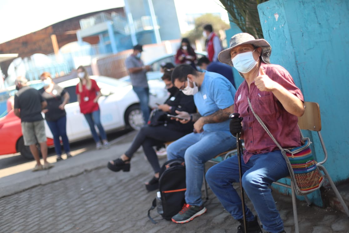 dideco_afta's tweet image. #EnTerreno | El Alcalde @wilsondiaz67 participó en nuevo operativo de Organizaciones Comunitarias y Salud #CMDS, hoy en la población O´higgins. El jefe comunal constató toma de test gratuitos PCR y dialogó con vecinos temas de seguridad, aseo y espacios comunes #Antofagasta