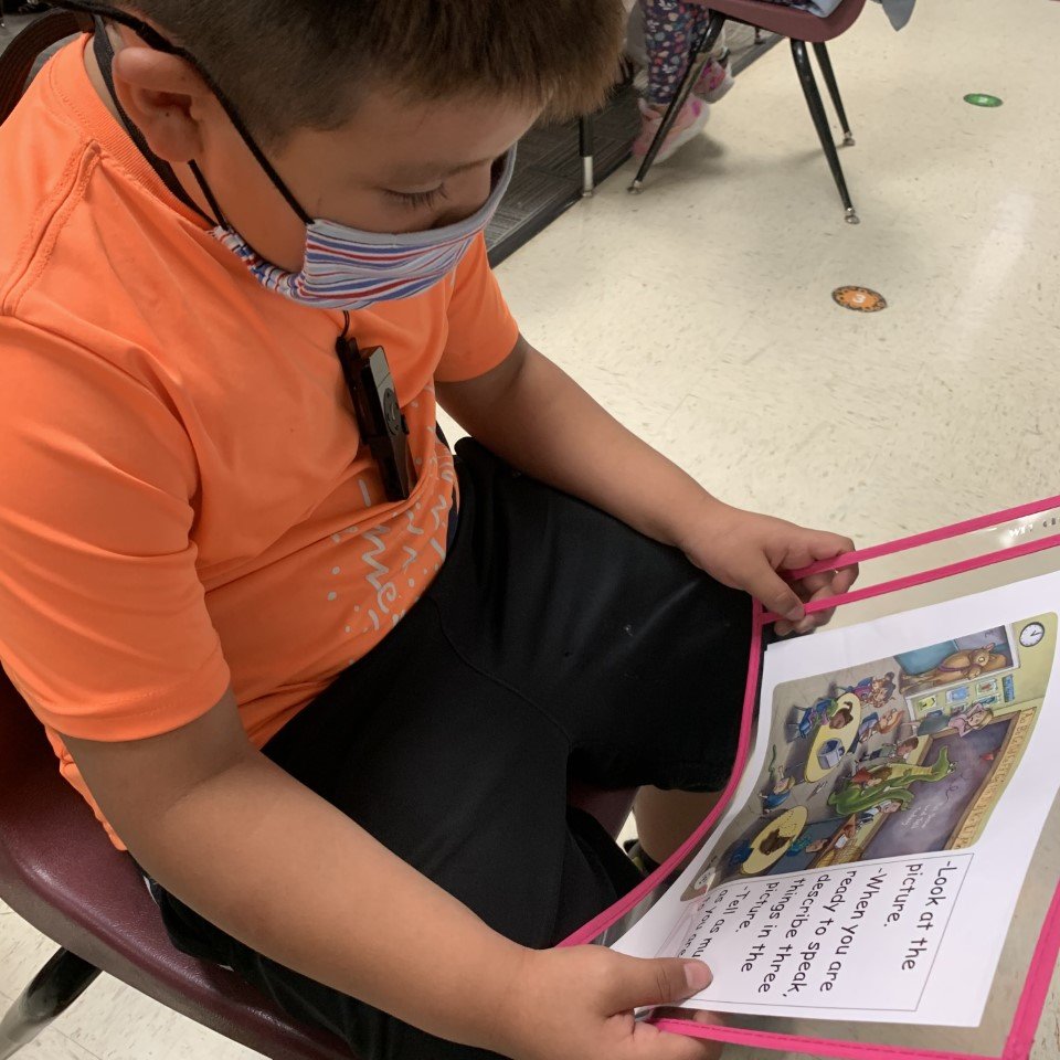 ITS_SQUAD_'s tweet photo. Starkey's 1st grade bilingual students are using the Swivl once a week to practice their speaking skills. This week they looked at a picture and made 3 observations. Mrs. Davis makes technology routine and effective in her class! #KISDbest #SESbest #techytwittertakeover https://t.co/kjoAIe361H