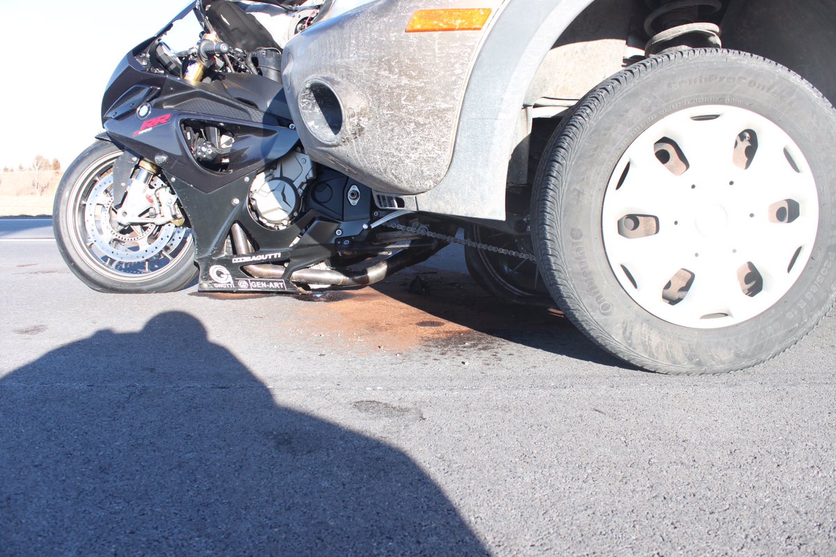 KHPEnEspanol's tweet photo. Con los días más cálidos, aumenta el tráfico de motocicletas en las carreteras. Motociclistas, usen su casco y todo el equipo de seguridad adecuado. Este ciclista está vivo hoy por eso. Estén atentos y compartan la carretera. @kshighwaypatrol https://t.co/tPiAo71itC