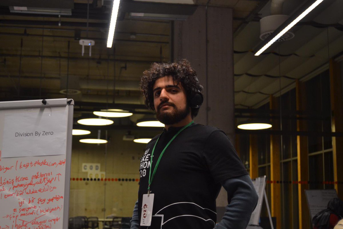 Bazı şeyleri üretmeden tüketmeyi kafasında bitirmiş erkek kombini