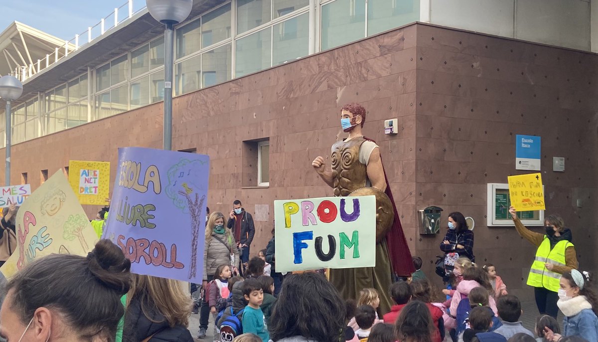 afaitaca's tweet photo. Avui hem ballat amb Ulises per reclamar una ciutat i un futur net i saludable. Les nostres criatures s’ho mereixen. La responsabilitat és nostra. @janetsanz Volem NUMÀNCIA PACIFICADA JA 💪🏼#RevoltaEscolar @eixrespira @AFAanglesola @BCN_LesCorts https://t.co/dRPZskfw6v