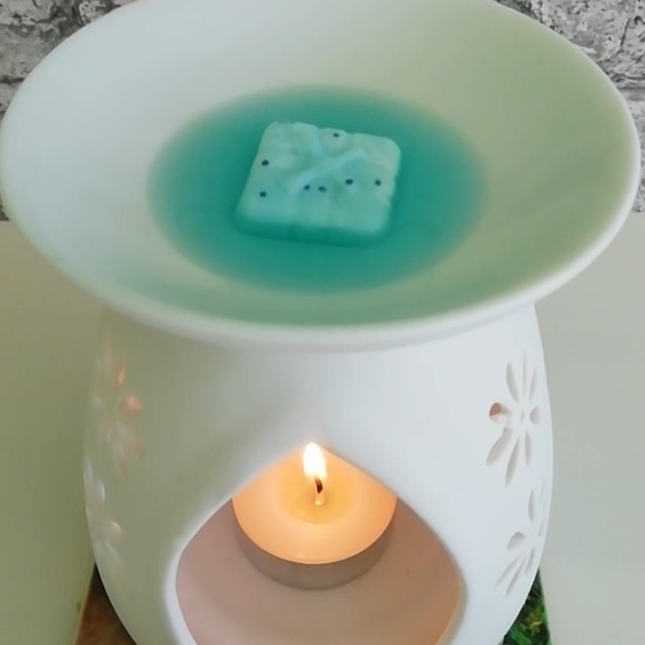 Tonight feels like a Seaweed & Juniper night. #FridayFeeling #FridayVibes #weekend #WeekendMood #relax #chill #scentedcandles #scentedwaxmelts #handmadewithlove #madeinnorthumberland #lovecandles #fragrance #homescents  yellowmooncandles.onlineweb.shop