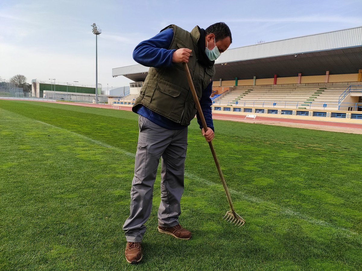 AD_Alcorcon's tweet photo. #Sponsors | Nuestro jardinero estrena ropa de trabajo gracias a #RopaFrade 👌🏻
Trabajando para tener nuestros campos en las mejores condiciones #VamosAlcor ⚽💛 https://t.co/vdvdAr6THZ