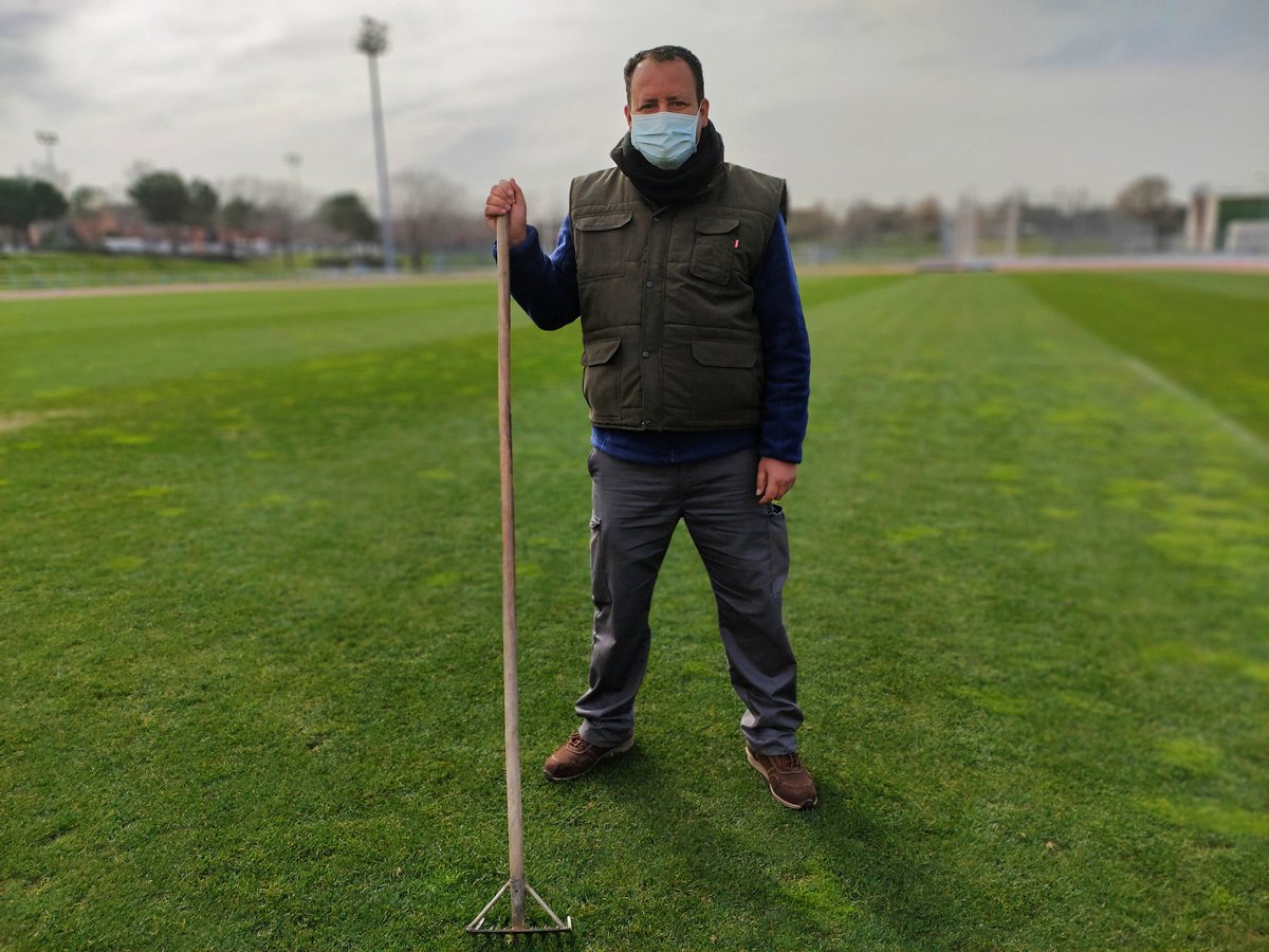 AD_Alcorcon's tweet photo. #Sponsors | Nuestro jardinero estrena ropa de trabajo gracias a #RopaFrade 👌🏻
Trabajando para tener nuestros campos en las mejores condiciones #VamosAlcor ⚽💛 https://t.co/vdvdAr6THZ