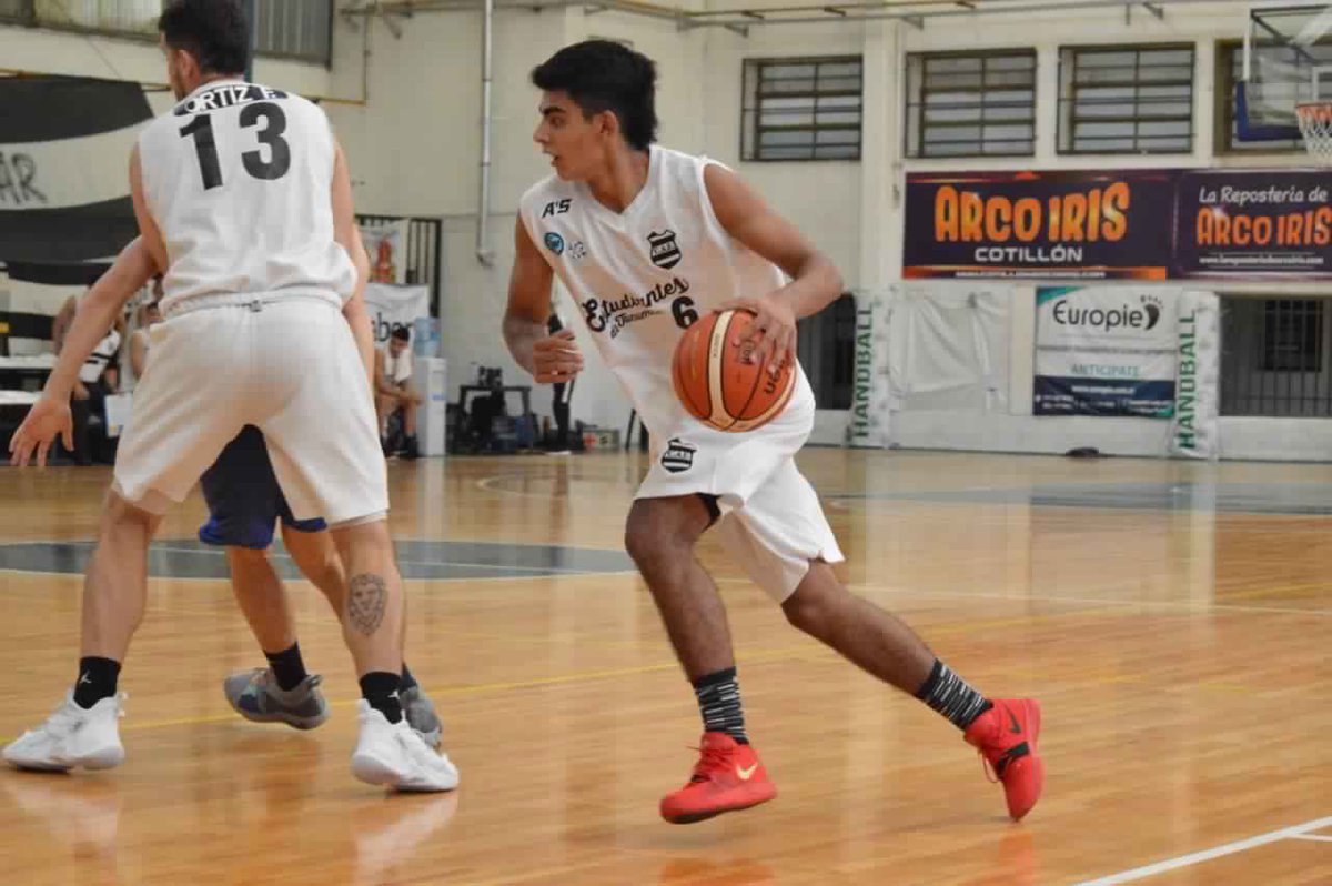 #LigaArgentina 

🏀⛹🏼‍♂️ <a href="/EstudiantesTuc/">Club Estudiantes Tucumán</a> estiró su racha y derrotó este viernes a @RiachueloClub por 102-97. Joaquín Noblega fue la figura del ganador con 24 puntos.

🔗 bit.ly/3uzRb3w