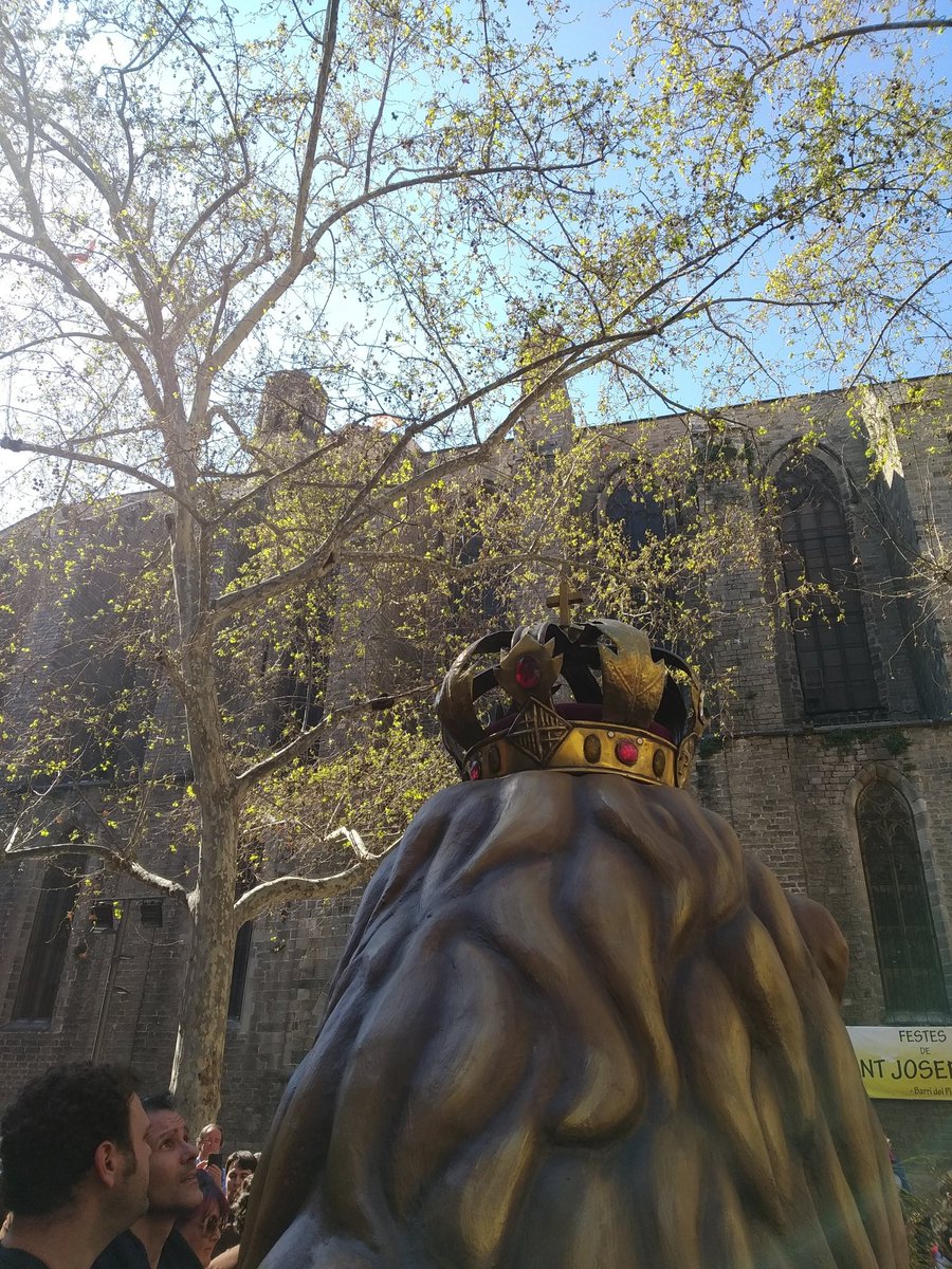 LleoBCN's tweet photo. Tens un gegant, capgròs o bèstia a casa?🐉
T'agradaria participar en un vídeo conjunt per Sant Josep Oriol?🤔
➡️Agafa la teva figura i grava't ballant per sortir al vídeo🎬 que penjarem el dissabte 20 de març a les 18 h per la Cercavila Infantil de #SJO21.🎉 https://t.co/IPEFJJ46Y8
