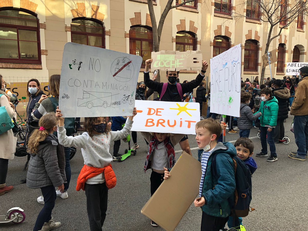 eixrespira's tweet photo. 😍La #RevoltaEscolar és molt més q el talls quinzenals.

🙌És l'organització per part de les AFAs

🙌És un punt de retrobament a la sortida del centre

🙌És el recolzament d'entitats. 

🙌És la unió del veïnat amb l' objectiu de millorar la ciutat. 

VISCA LA #REVOLTAESCOLAR 💪 https://t.co/Ts0mzfJt28