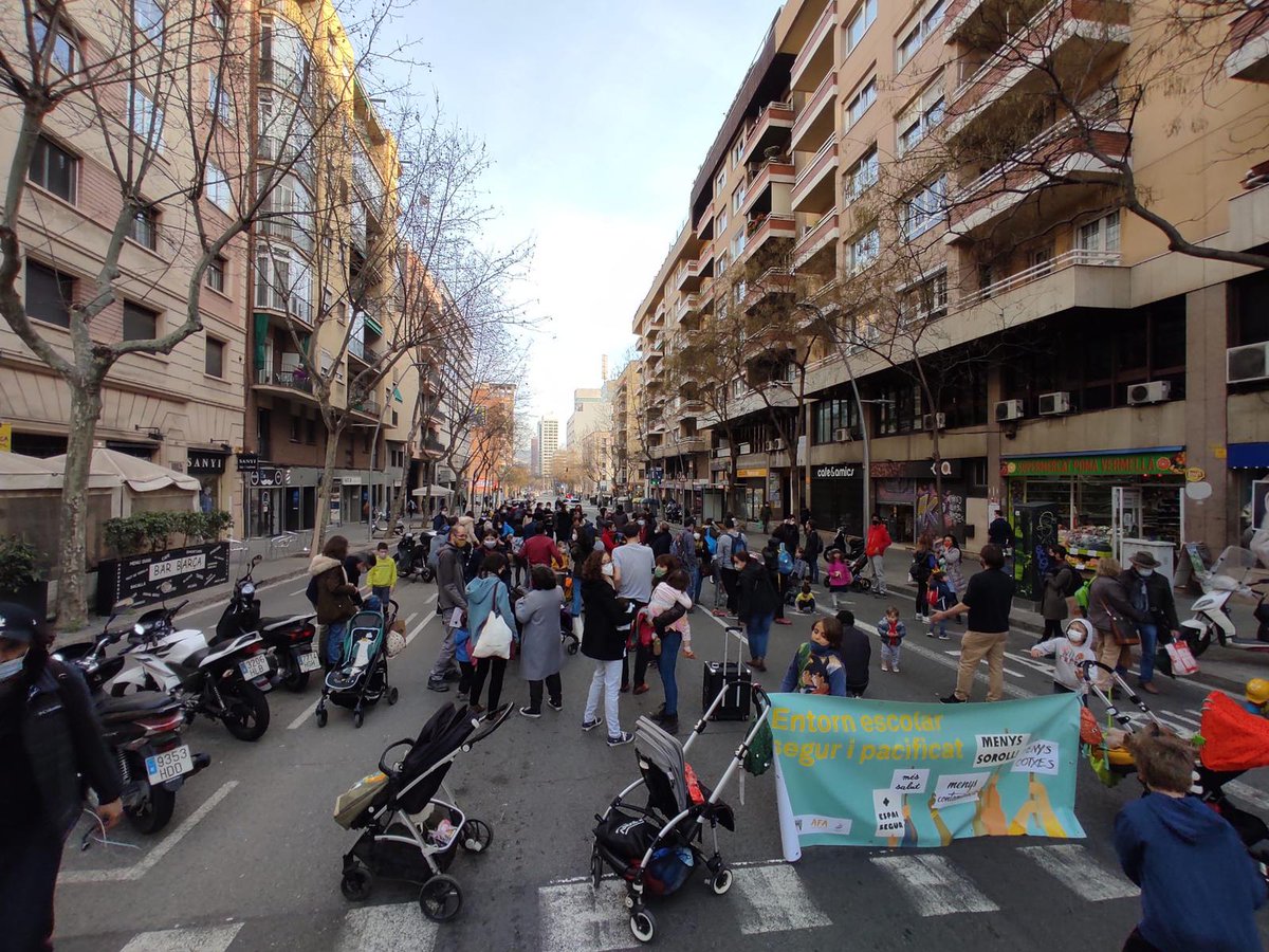 eixrespira's tweet photo. 😍La #RevoltaEscolar és molt més q el talls quinzenals.

🙌És l'organització per part de les AFAs

🙌És un punt de retrobament a la sortida del centre

🙌És el recolzament d'entitats. 

🙌És la unió del veïnat amb l' objectiu de millorar la ciutat. 

VISCA LA #REVOLTAESCOLAR 💪 https://t.co/Ts0mzfJt28