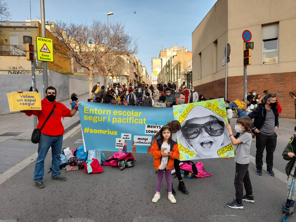 eixrespira's tweet photo. 😍La #RevoltaEscolar és molt més q el talls quinzenals.

🙌És l'organització per part de les AFAs

🙌És un punt de retrobament a la sortida del centre

🙌És el recolzament d'entitats. 

🙌És la unió del veïnat amb l' objectiu de millorar la ciutat. 

VISCA LA #REVOLTAESCOLAR 💪 https://t.co/Ts0mzfJt28