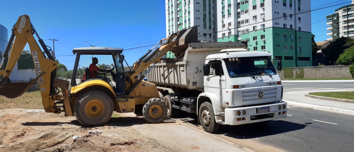 adjspmacae's tweet photo. O trabalho segue firme aqui na Serviços Públicos. Muitas ações por toda a cidade, mas nas fotos destacamos: remoções e roçagem mecanizada na Glória (parte baixa); limpeza geral na Barra de Macaé; roçagem mecanizada em Imboassica e no Parque Valentina Miranda. Estamos sempre ON! https://t.co/cGA0ec49ik