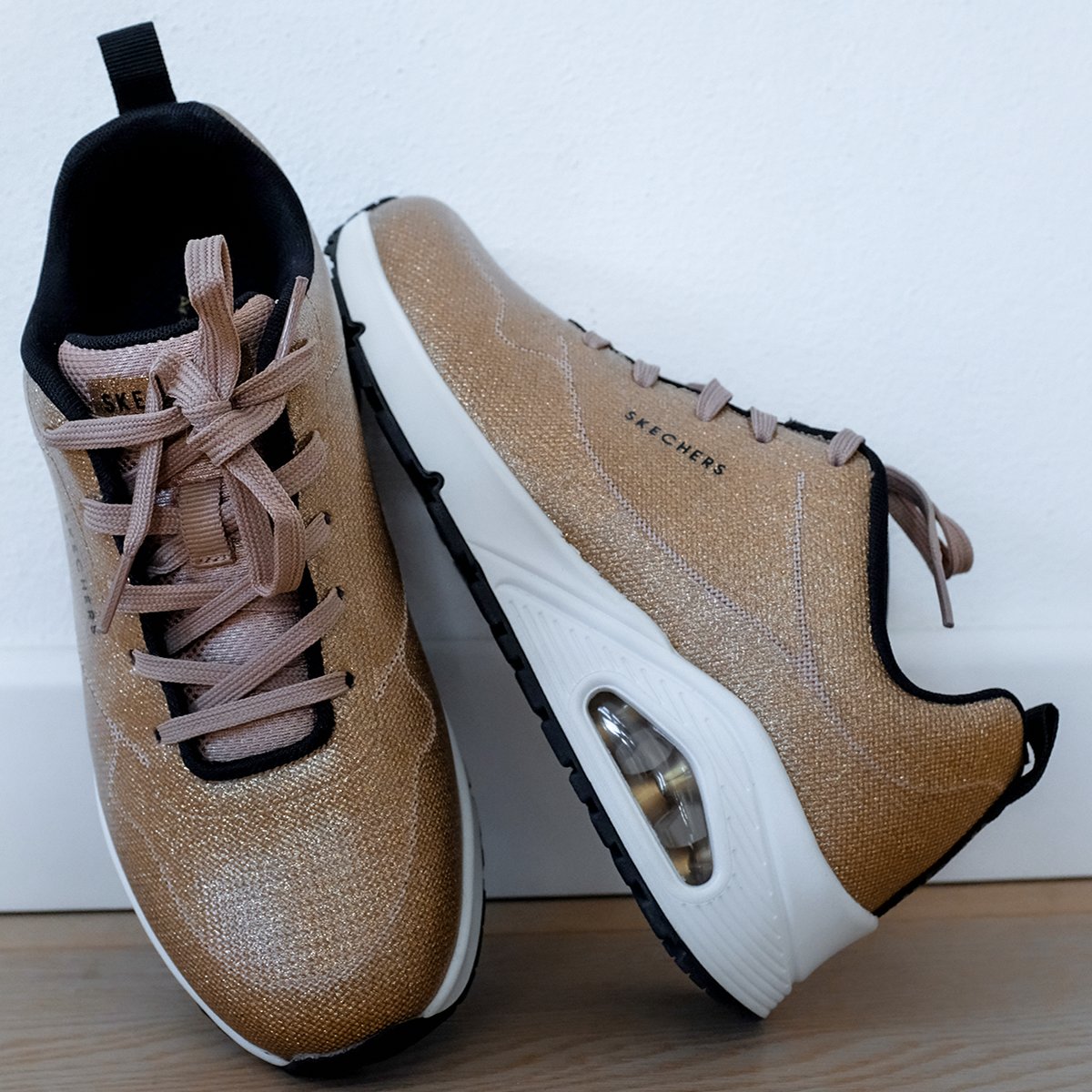 PITTARELLOcom's tweet photo. It's Skechers time! Vieni a scoprire i nuovi arrivi 🌵⁣
✨ Tomaia in tessuto hot-melt metallico lucido⁣
✨ Lacci piatti tono su tono⁣
✨ Suoletta in Memory Foam raffreddata ad aria⁣
⁣ https://t.co/QWfQRlOJXQ
