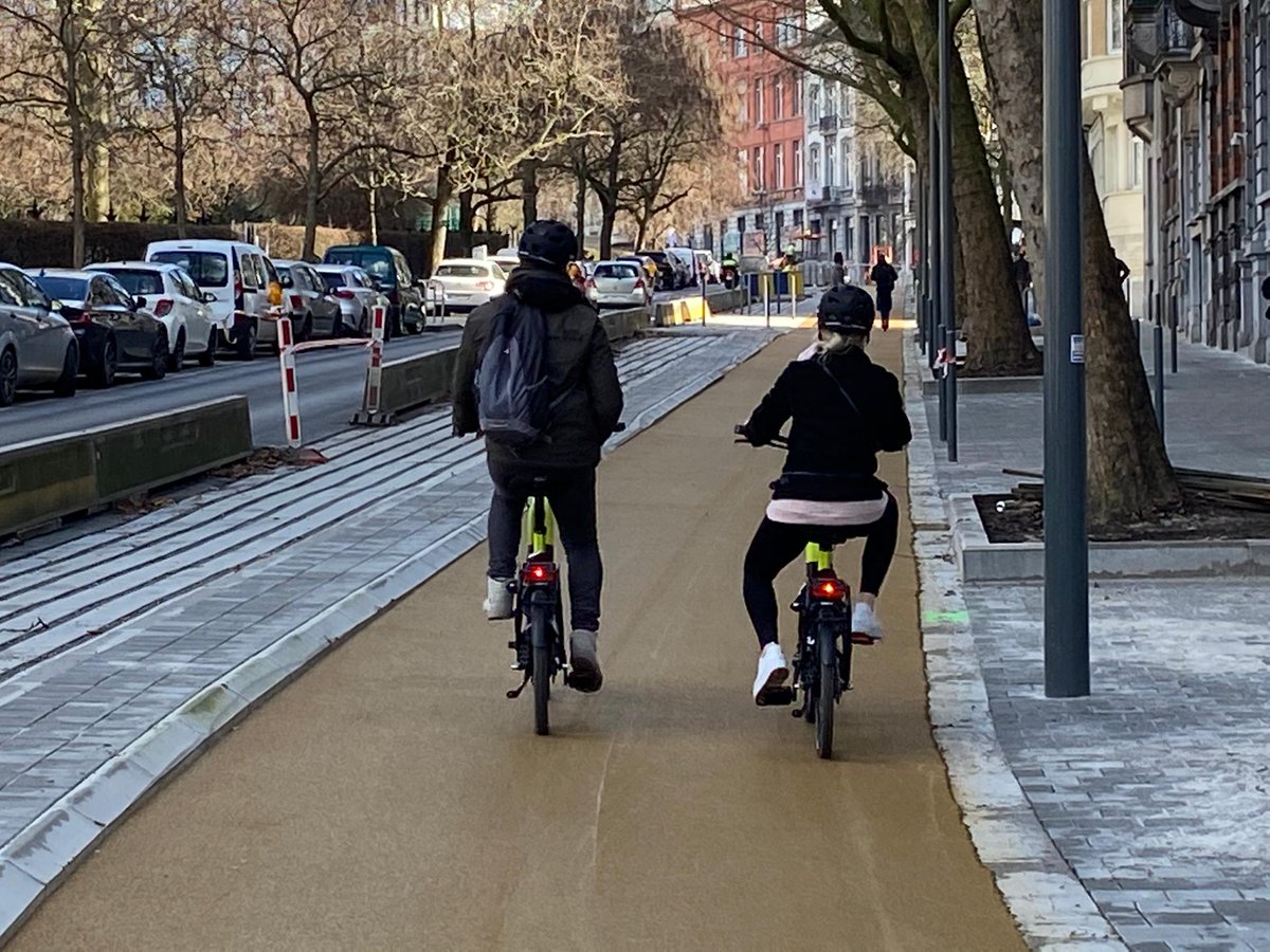SmetPascal's tweet photo. Créer des pistes cyclables séparées et sécurisées sur la petite ceinture a été un combat. Nous y sommes! n! 💛🚲
Ceci est un exemple qui doit être multiplié à Bruxelles!
➡️ https://t.co/s4g0W88O1b
#BrusselsForPeople #BikeForBrussels https://t.co/c6odi8yz40