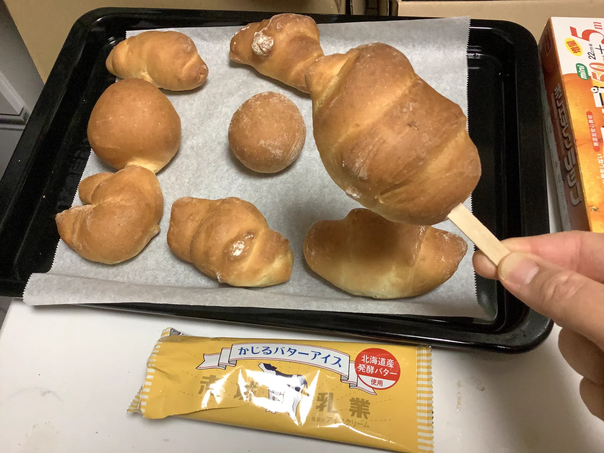 普通のバターとは一味違う？「かじるバターアイス」を使ったバターロールの作り方！
