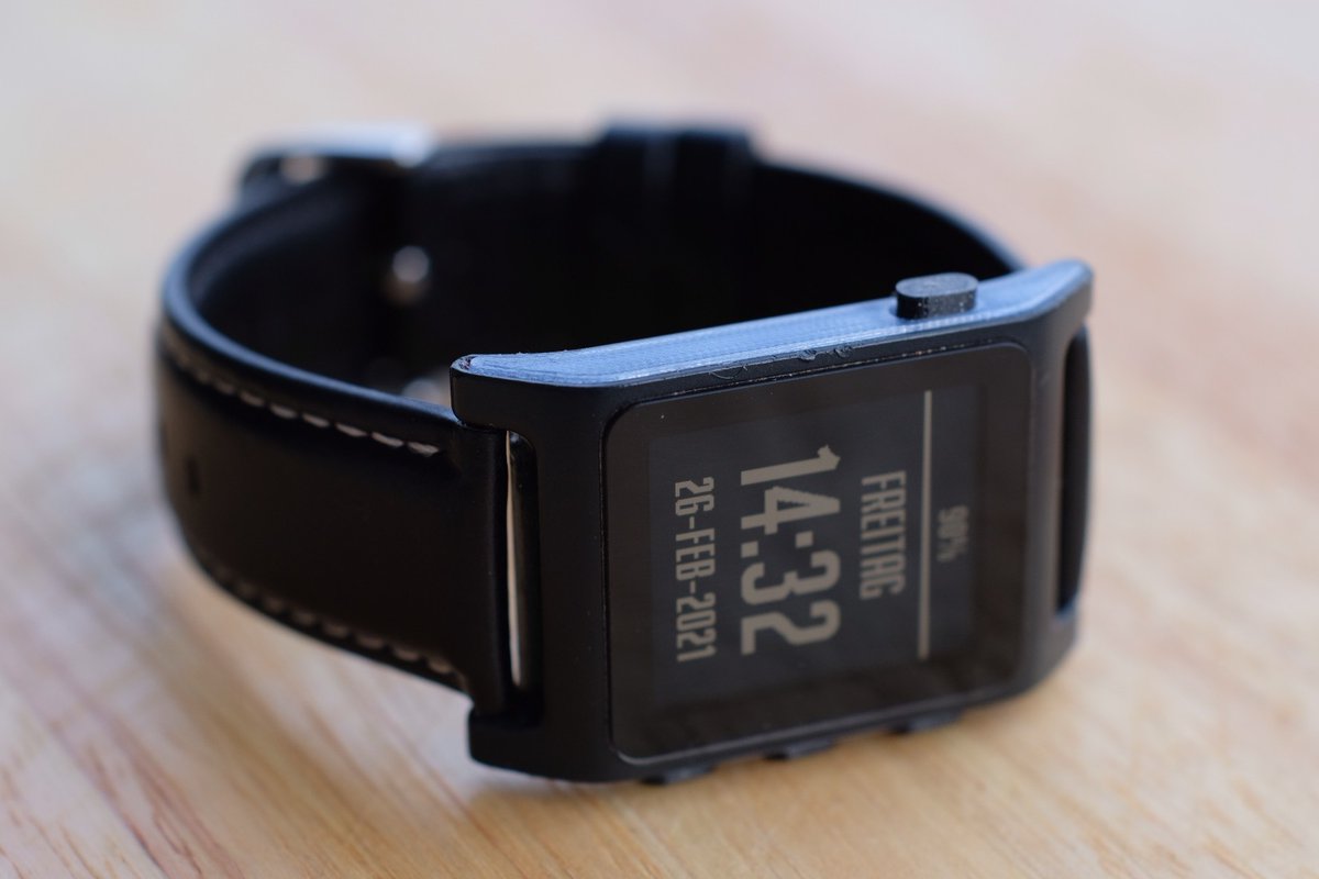 Faldrian's tweet photo. Dafür lohnt sich ein guter 3D-Drucker: Ersatzteile für Produkte, die es nicht mehr gibt und für die es nie Ersatzteile gab (hier: die Seitenteile+Buttons der #Pebble2).
Danke @TheJoBo88 für den Druck. :D https://t.co/rbjC69VFLS