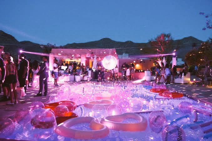 UALRPG's tweet image. WEEK PARTY: Nossa festa da semana vai ser uma Pool party! Vai começar hoje as 20h, então ja arrume seu biquíni e não se atrase. Ah! e não faça nada que vá se arrepender depois, afinal, temos um jornal ai...👀