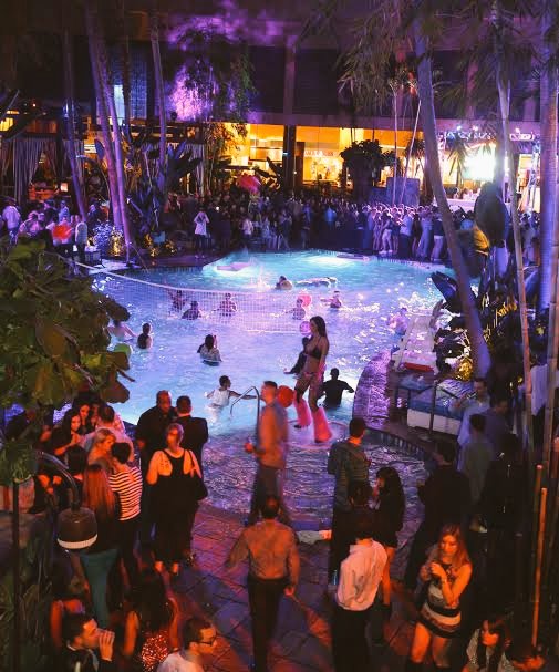 UALRPG's tweet image. WEEK PARTY: Nossa festa da semana vai ser uma Pool party! Vai começar hoje as 20h, então ja arrume seu biquíni e não se atrase. Ah! e não faça nada que vá se arrepender depois, afinal, temos um jornal ai...👀