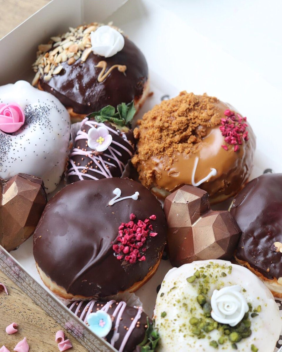 💚VEGAN Little Box of Hugs🌱
Includes our new chocolate strawberries &amp; Loveheart biscuits 🤤
Preorder now!
Available for collection &amp; delivery 🚚 
€30
therollingdonut.ie/orders/
.
.
#vegan #veganfood #veganlife #new #chocolate #donutsgift #giftideas #mothersday #food #foodie