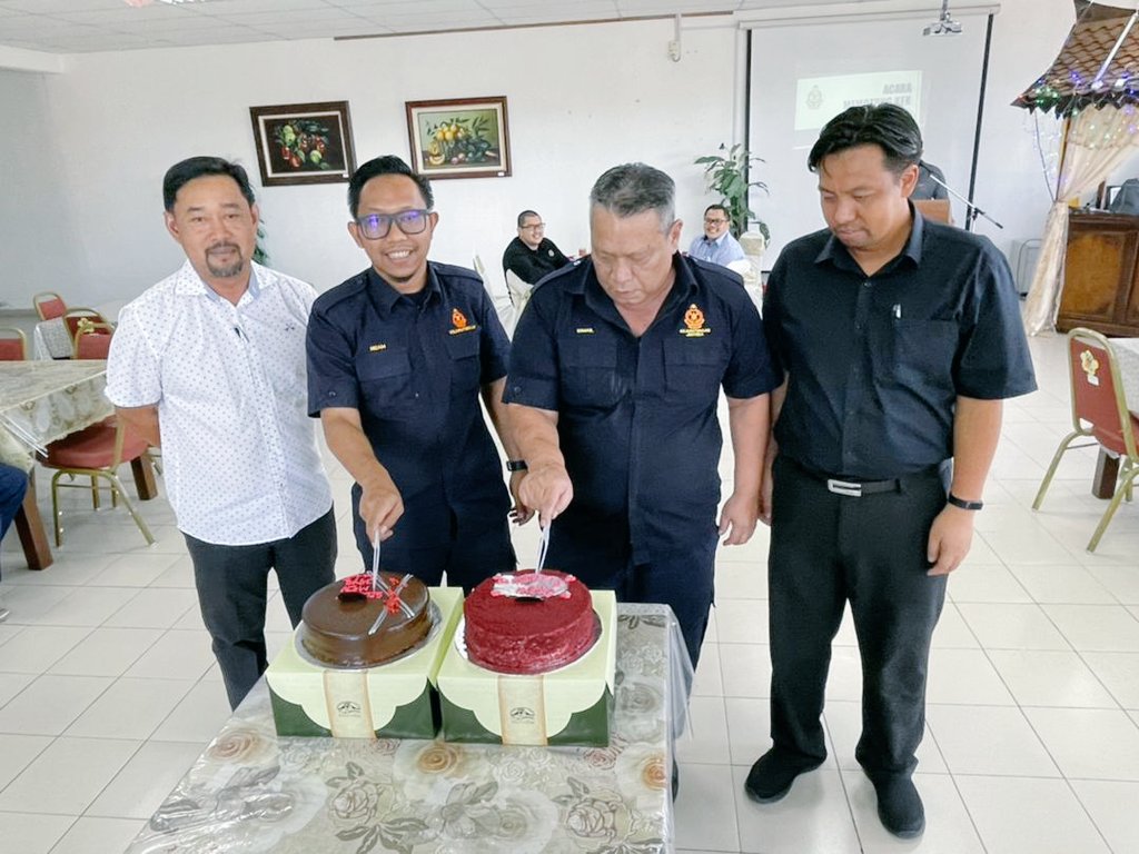 kejuruteraanhq's tweet photo. 26.02 2021 : Admin | Majlis Jasamu Dikenang & Selamat Bersara Encik Ismail Rie yang telah berkhidmat bersama Kej.JBPM selama 41 tahun. Terima kasih atas jasa bakti & pengorbanan tuan selama ini, semoga diberikan kesihatan & dimurahkan rezeki ๐คฒ
#sifoo ๐ค๐ค
#selamatbersara๐ https://t.co/cblKw8mvtY