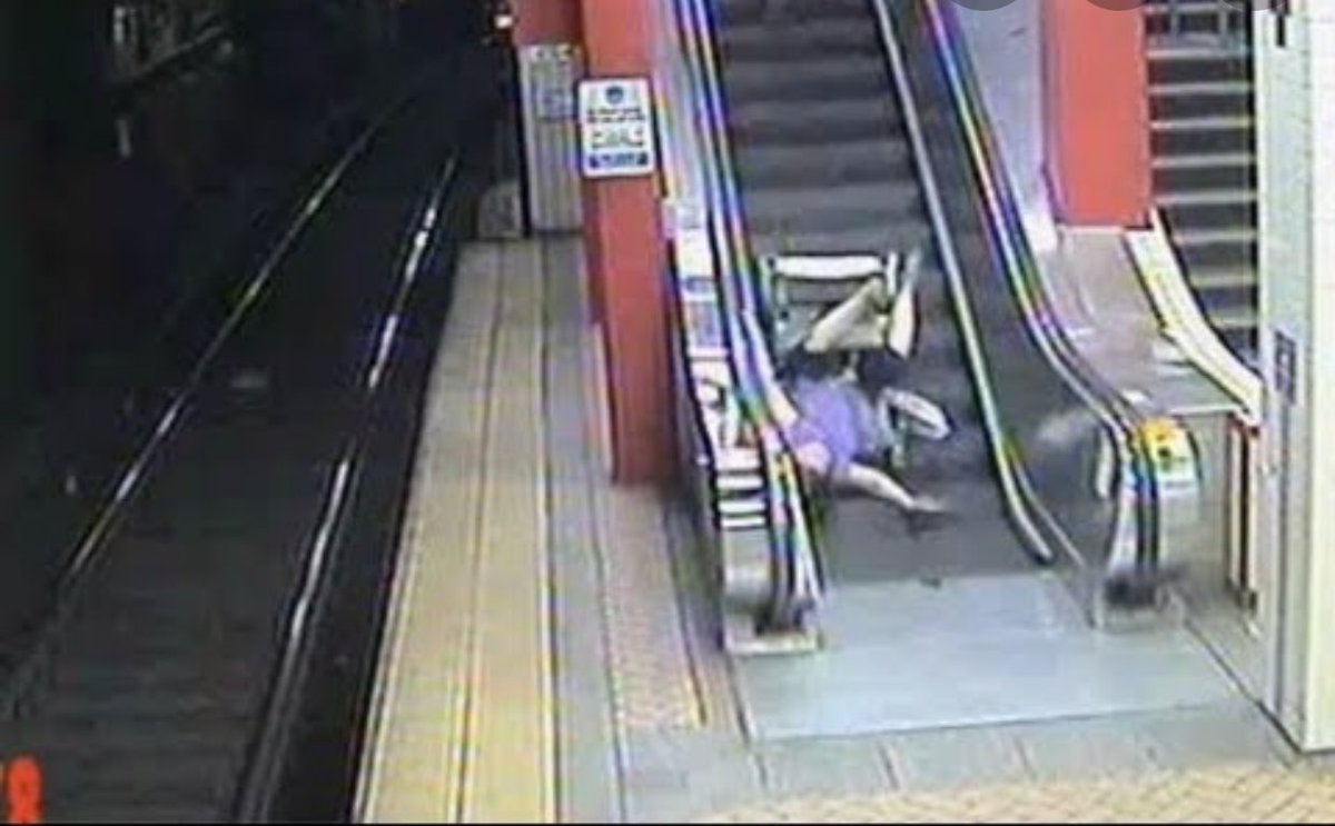 Gtatiiana's tweet photo. “Todos tenemos recuerdos en una escalera”

Los demas:                    @Moni_DV : https://t.co/CeYRvtEHki
