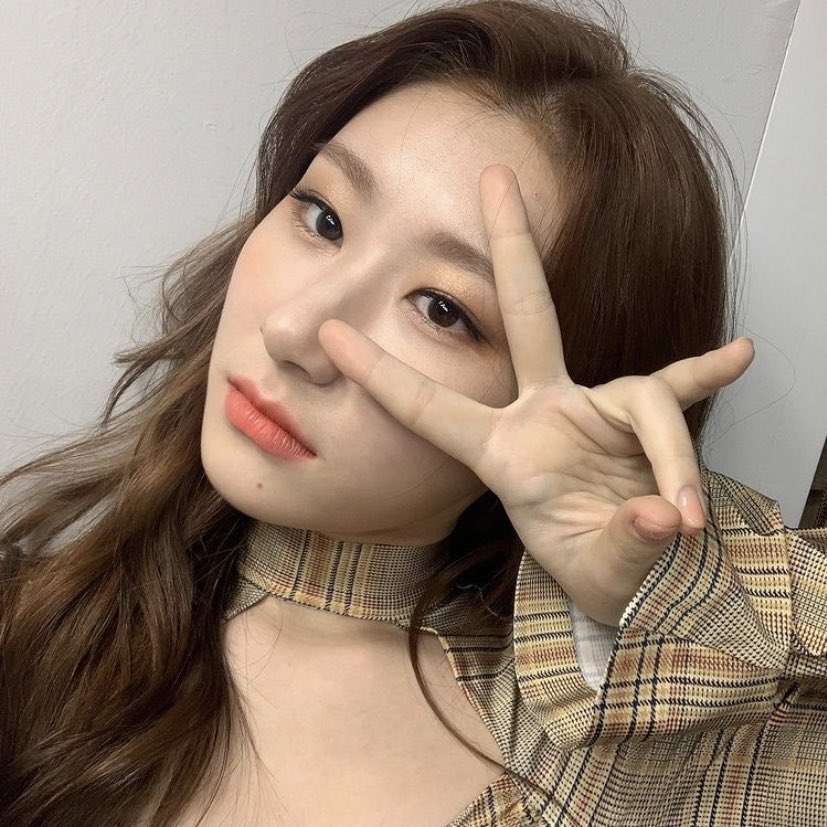 wickytt's tweet photo. a chaeryeong não parece real caras ela é tão perfeita, minha princesinha 🥺🥺 https://t.co/3ii8wUgEJX