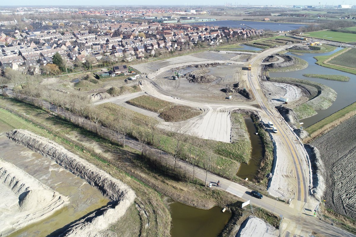 Op #Essenvelt Middelburg is de situatie van winterse omstandigheden omgeslagen naar prachtig #zonnig lenteweer. Wij hebben de werkzaamheden daarom weer volop hervat. @MvO en #Reimerswaal B.V. maken hier gezamenlijk een mooi project van in opdracht van <a href="/Gemeente/">Gemeente</a> #Middelburg!