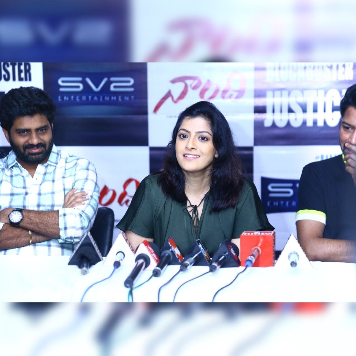 FilmyFocus's tweet photo. #Naandhi Press Meet At Rajahmundry!
Team expressed their happiness for making it a #BlockbusterJustice & Thanked Audience and Media For the Support!
@allarinaresh @vijaykkrishna @SatishVegesna @varusarath5 @SricharanPakala @ChotaKPrasad
@SV2Ent https://t.co/HzY3ulGceP