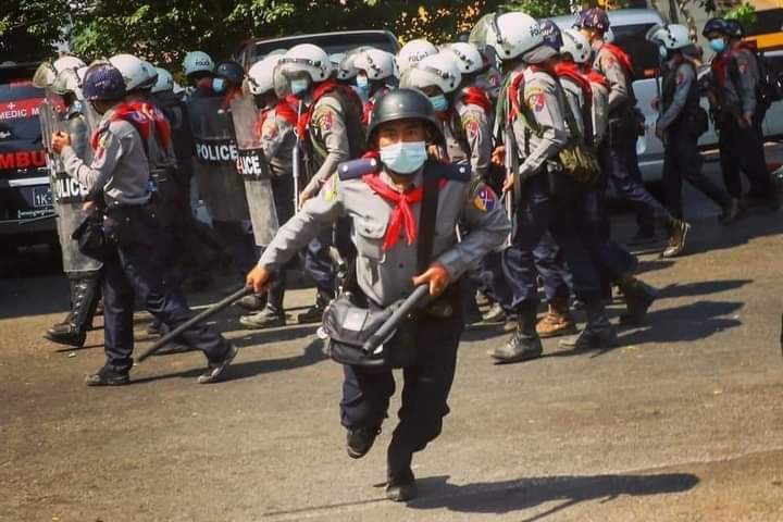 BurmeseRuby's tweet photo. Press Photo by Sit Htet AUNG while a police man ran towards him to hit with police baton.

JUNTA BRUTALITY

#WhatsHappeningInMyanmar
#Feb26Coup https://t.co/boHrsLhxEr