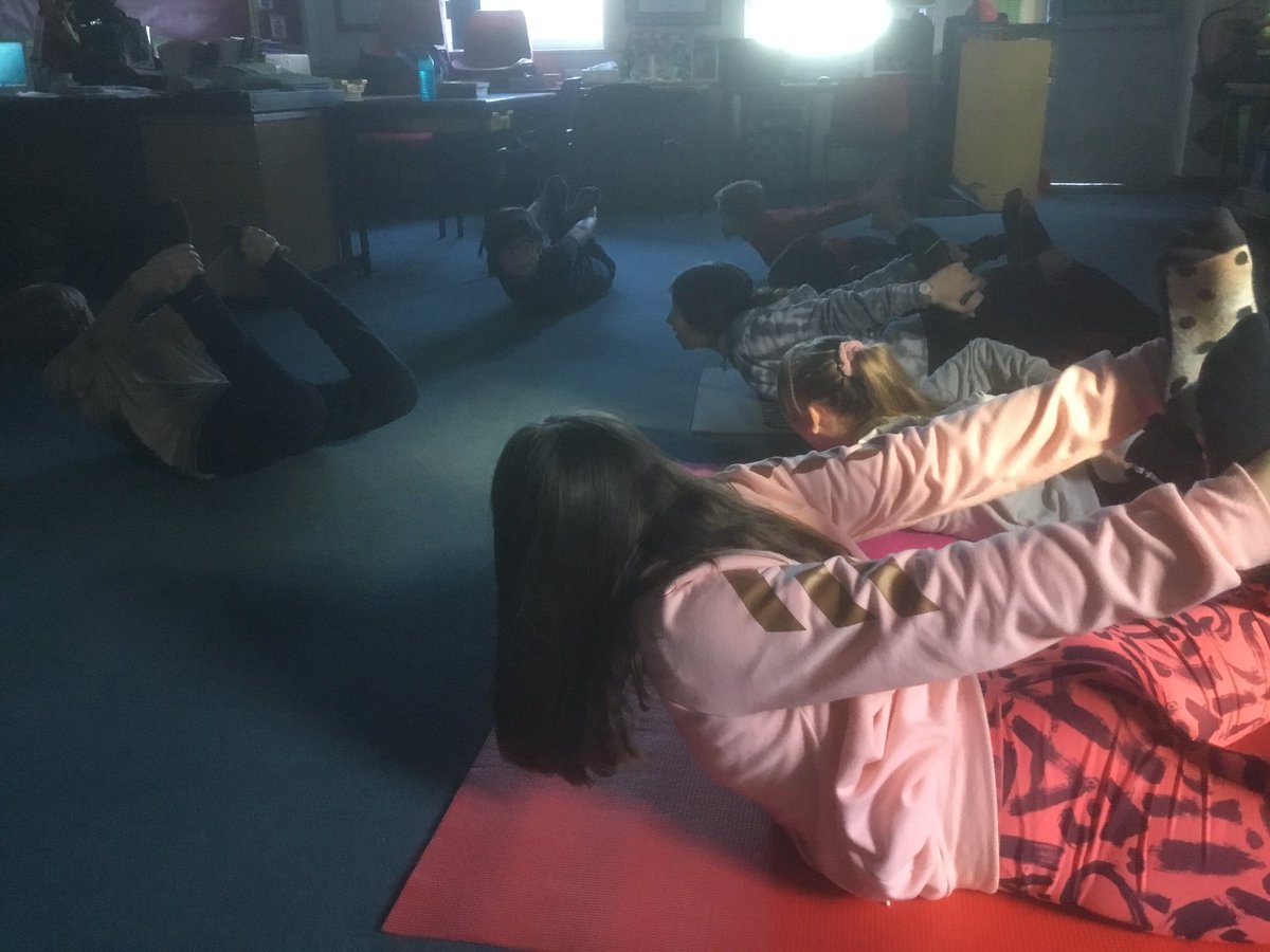 FleetWoodLane's tweet photo. Owls class are sequencing yoga poses.#owlsclass #YogaBugs https://t.co/L0GyZVP4Nf